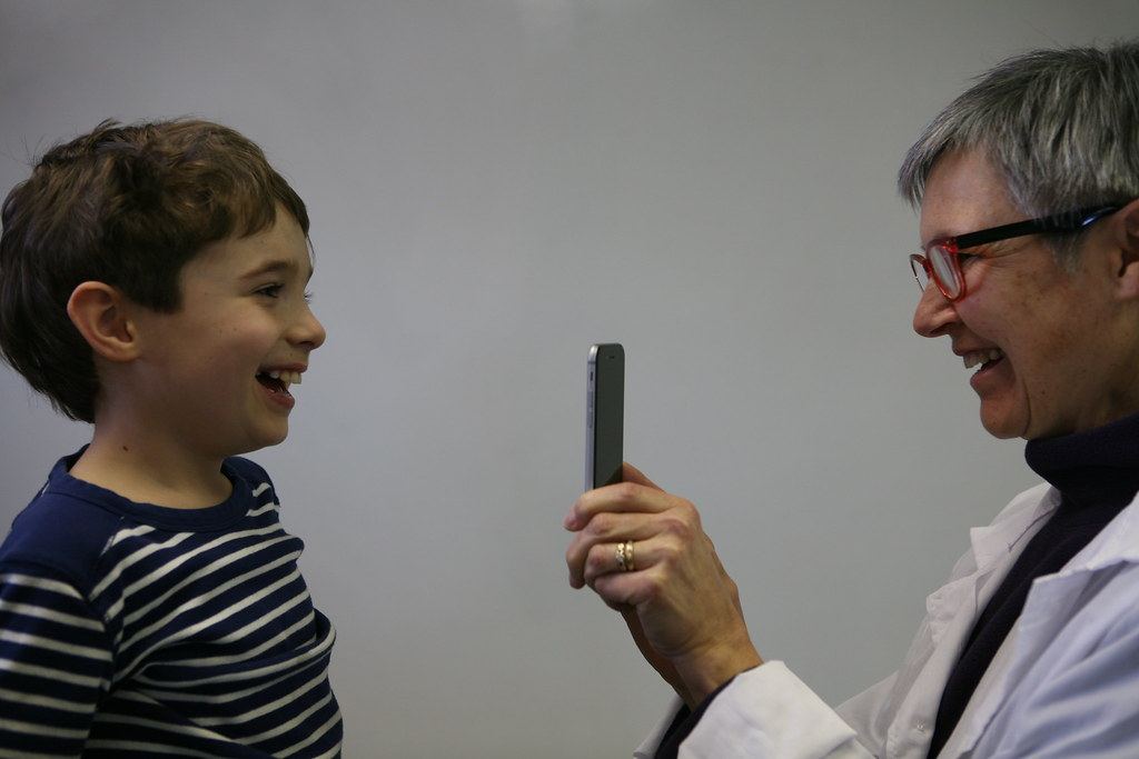 Layanan sunat anak ramah anak — anak ceria bersama dokter